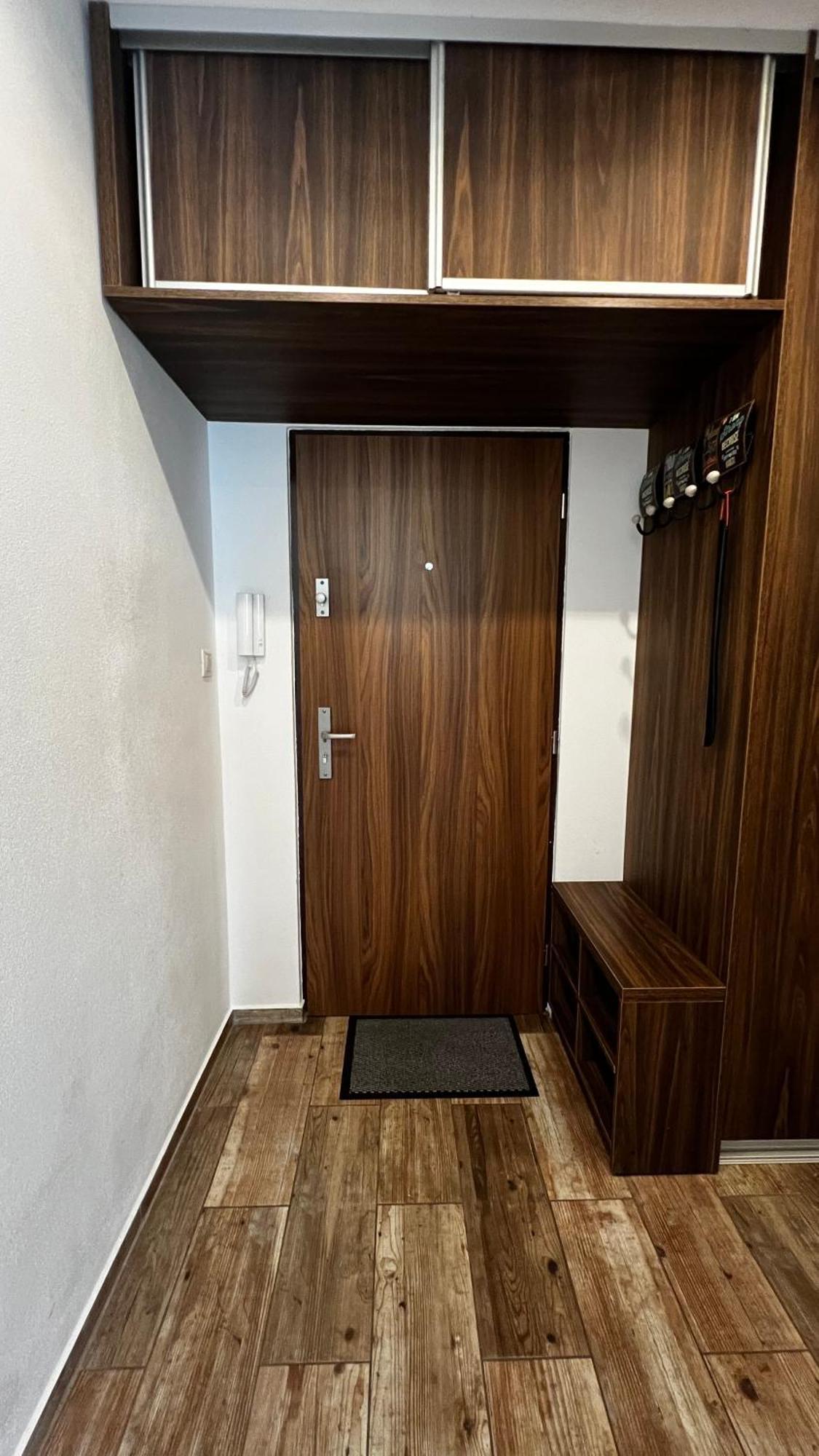 Industrial Apartment I 24Hr Self Check-In I Free Parking & Coffee Banská Bystrica Exterior photo